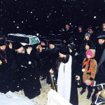 Изнесение обретенных останков блаженной старицы Матроны из Даниловского кладбища. Полночь 8 марта 1998 года.