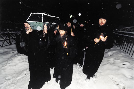 Изнесение обретенных мощей блаженной старицы Матроны из Даниловского кладбища. Полночь 8 марта 1998 года.