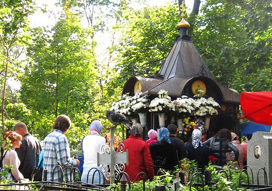 Могила святой блаженной Матроны Московской на Даниловском кладбище