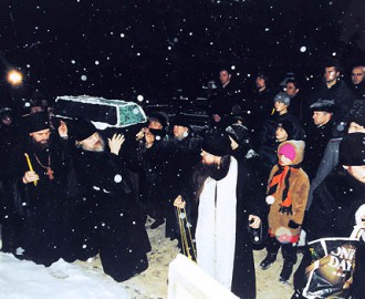 Изнесение обретенных останков блаженной старицы Матроны из Даниловского кладбища. Полночь 8 марта 1998 года.